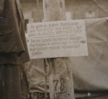 Preview: altes Foto - erhängter Partisan -  Schild